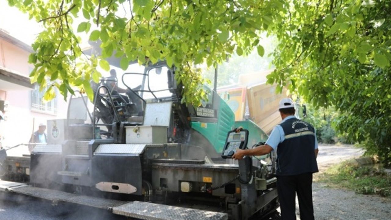 Battalgazi Belediyesi sıcak asfalt çalışmalarını sürdürüyor