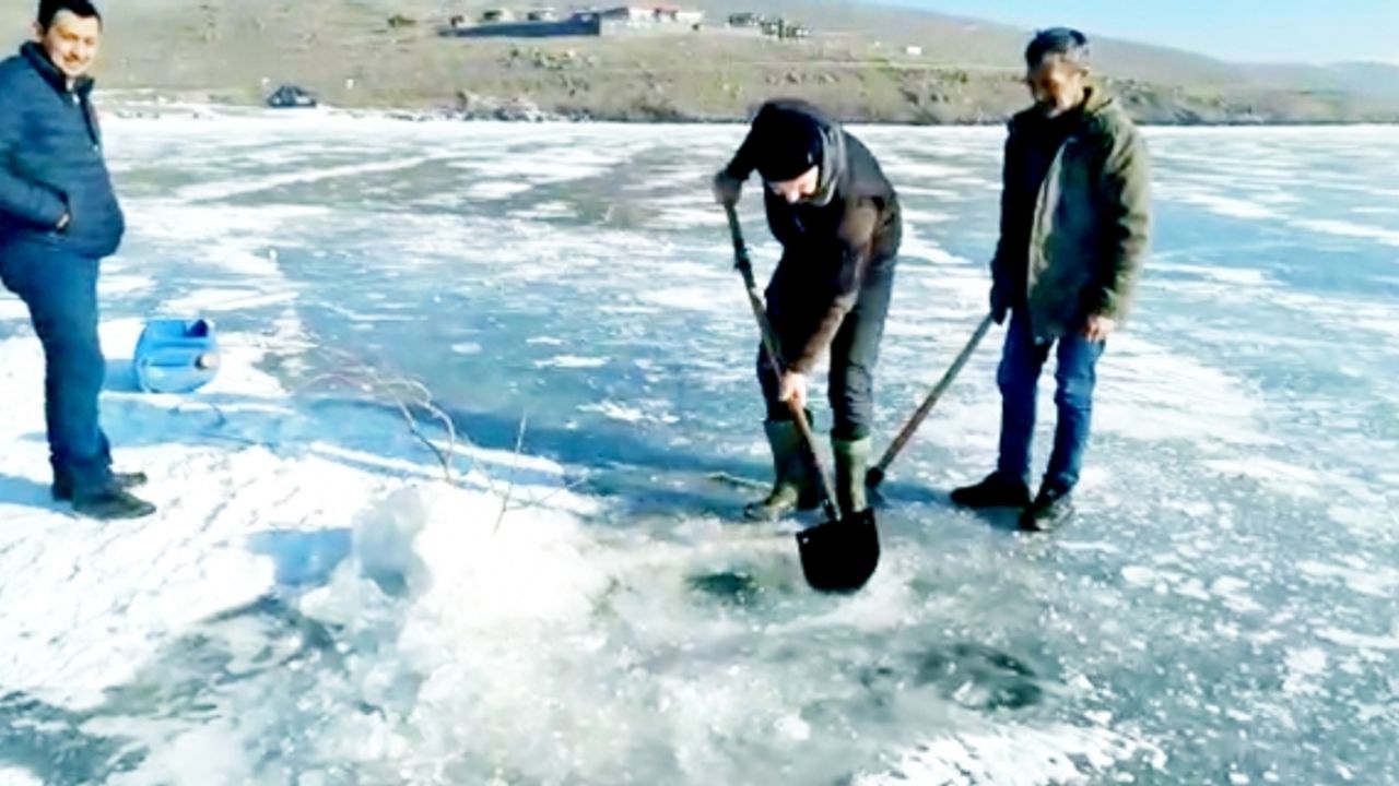 Balıkçıların Eskimo usulü balık avı kamerada