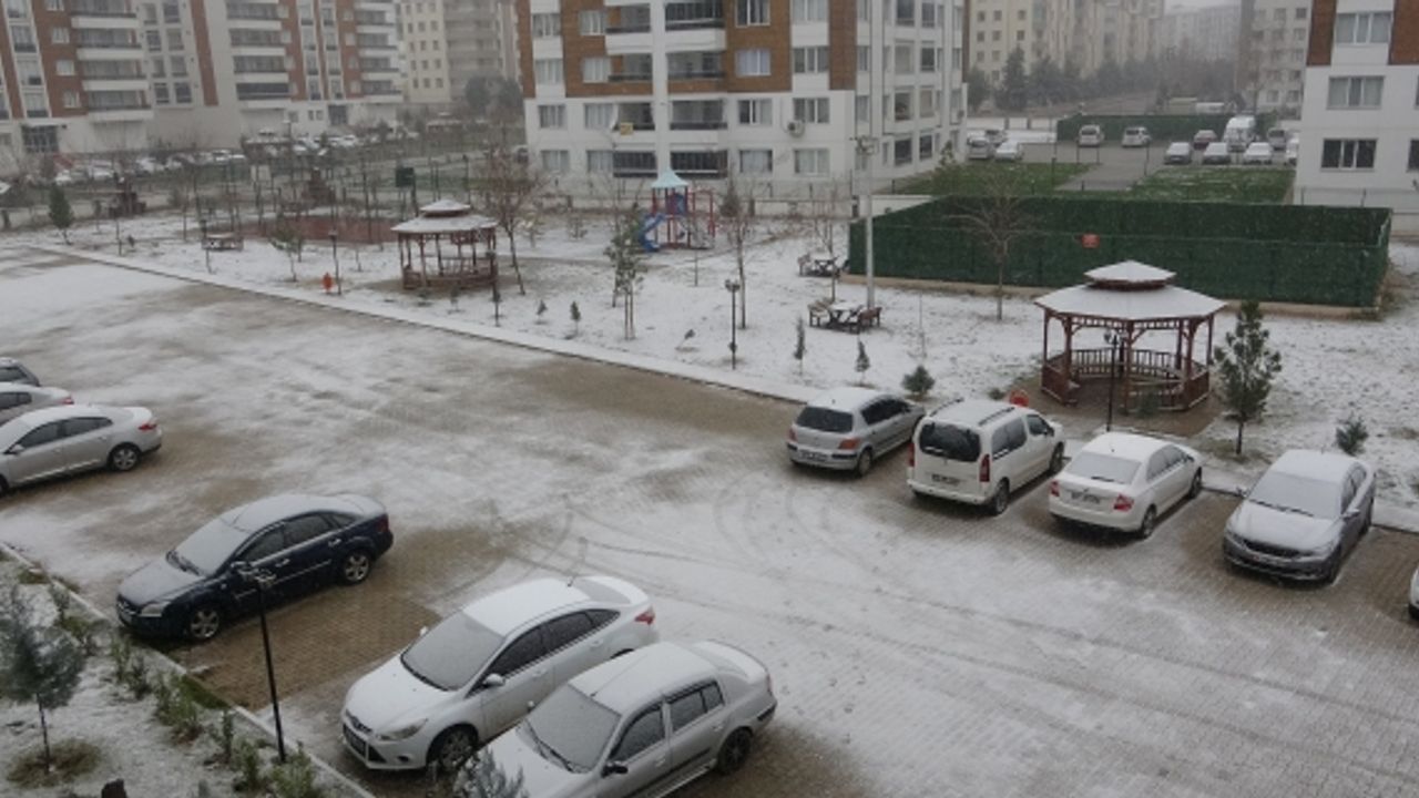  Diyarbakır’da beklenen kar, şehir beyaza büründü (VİDEO)