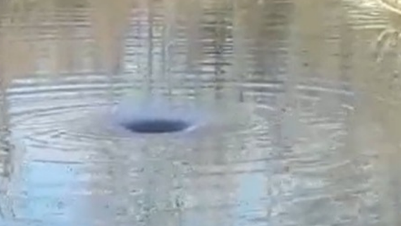 Lice’de depremler sonrası bir derede obruk oluştu (video)
