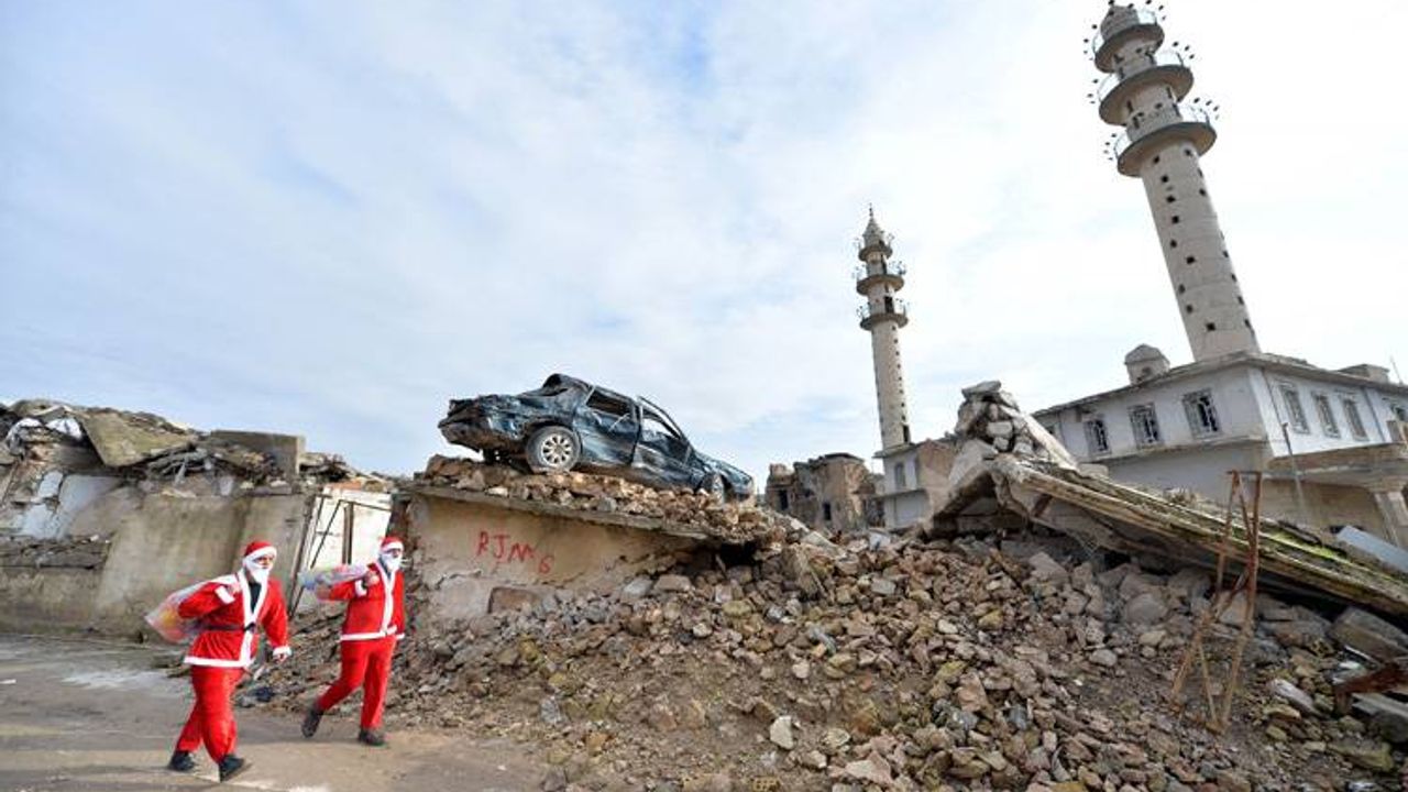 Noel Baba camilerin yıkıldığı Musul'da hediye dağıttı