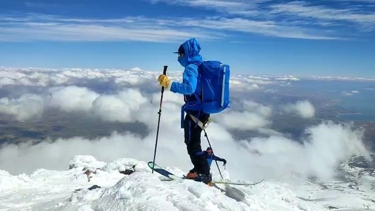 Fransız kayakseverler Süphan Dağı'nda kaydı