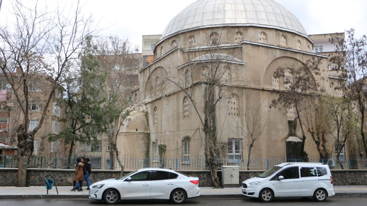 Diyarbakır'da depremde ağır hasar gören cami minaresi yıkıldı