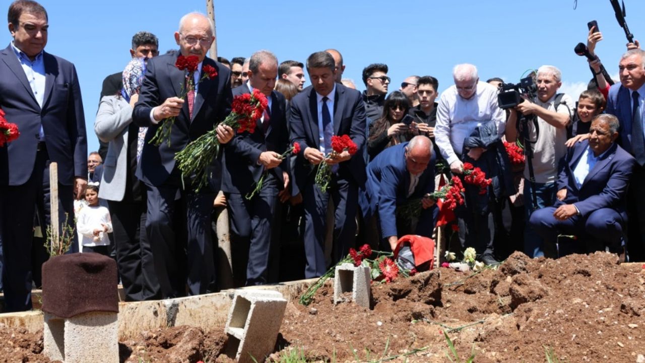 Kılıçdaroğlu bayramın ilk günü Adıyaman’da: Depremzede mezarlığını ziyaret etti