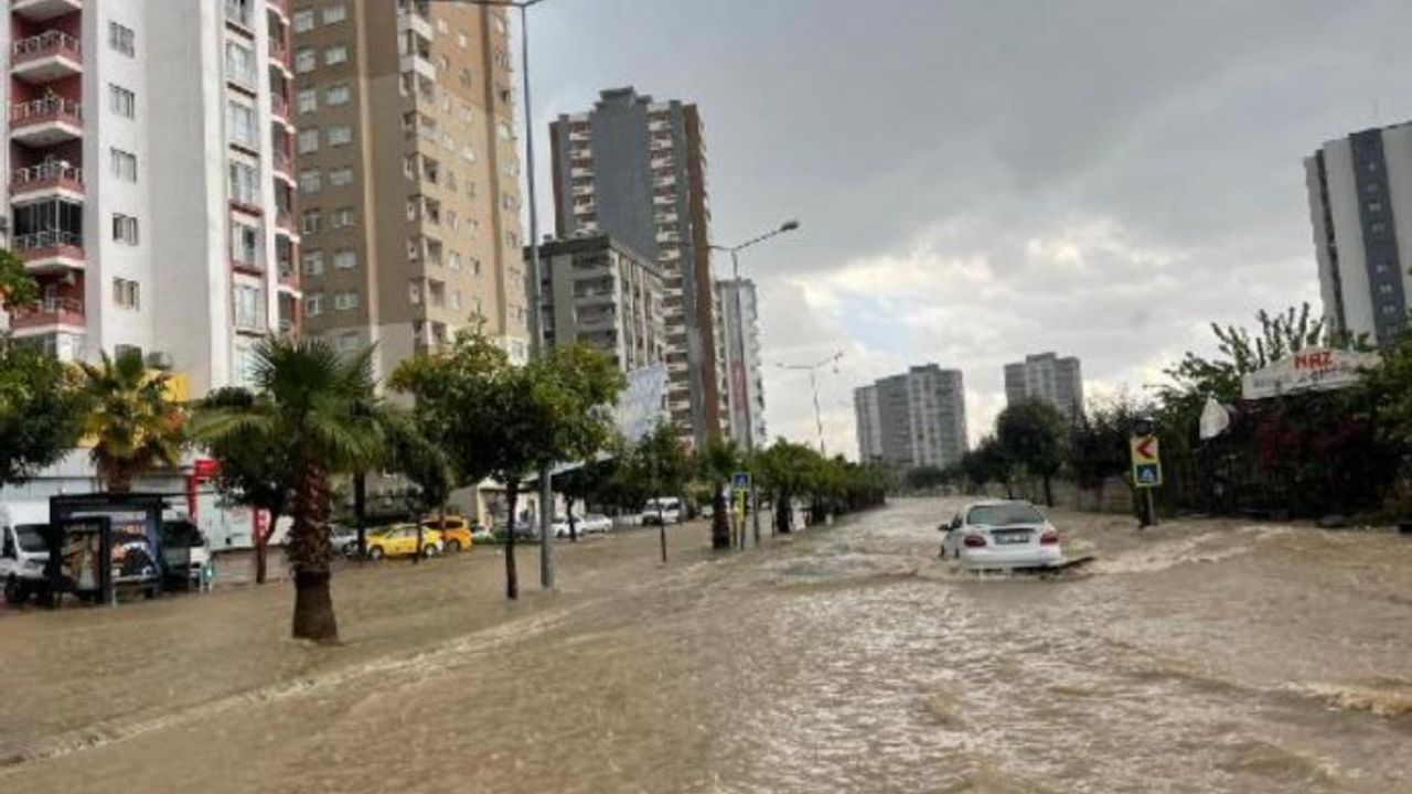Adana'da sağanak yağış ardından sel