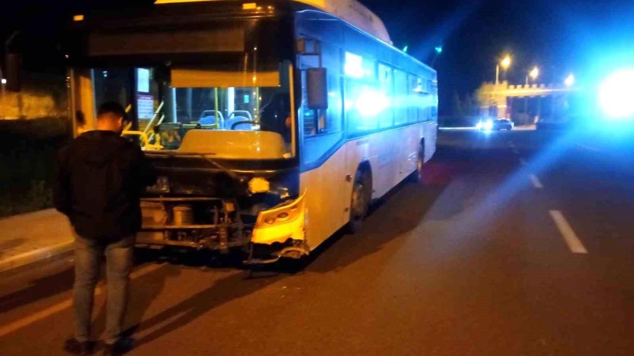 Diyarbakır'da otomobil ile belediye otobüsü çarpıştı: 5 yaralı