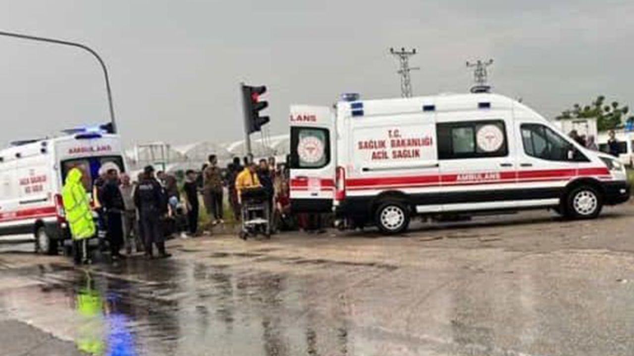 Tarım işçilerini taşıyan minibüs devrildi: 9 yaralı