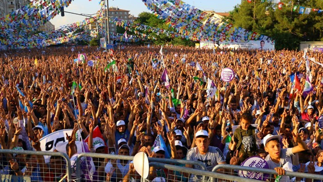 YSP'den Diyarbakır'daki 'büyük final'e çağrı: En renkli elbiselerinizle gelin, zaferi kutluyoruz