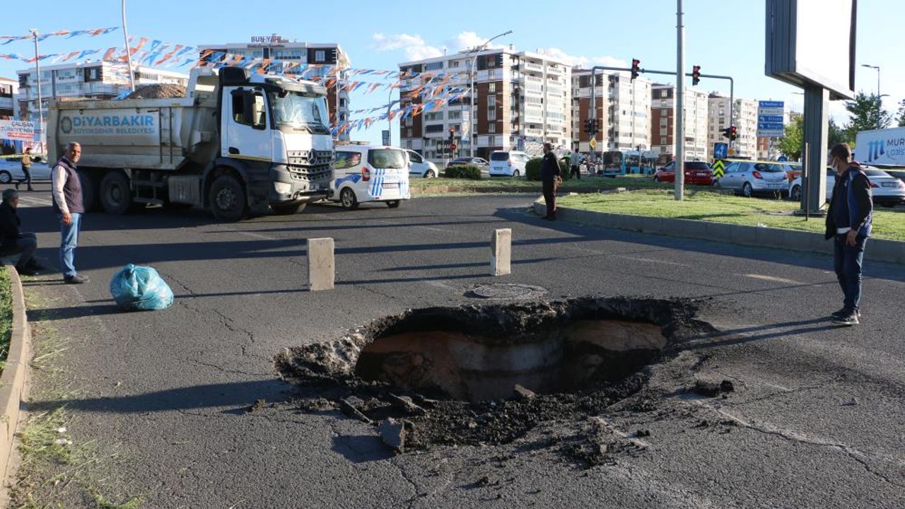 Diyarbakır’da asfalt çöktü, yol ulaşıma kapatıldı