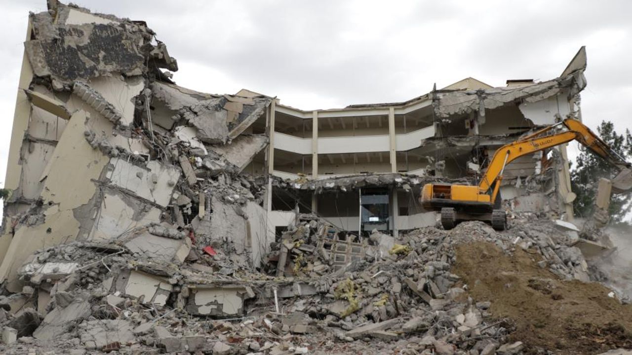 Dicle Üniversitesinin rektörlük binasında yıkım başladı