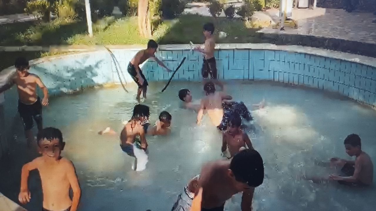Mardin'de sıcak havadan bunalan çocuklar süs havuzuna daldı
