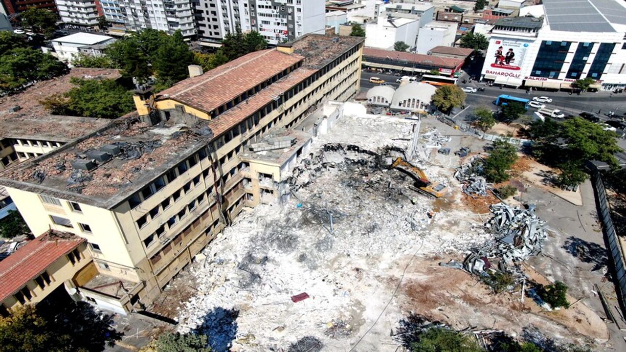 Gaziantep'in depremde ağır hasar alan ilk devlet hastanesi yıkılıyor