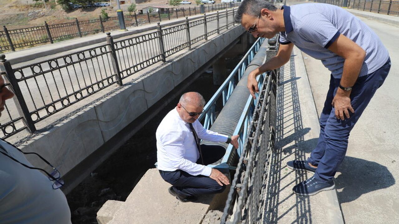 Diyarbakır'da jeotermal kaynak suyu için boru döşeniyor