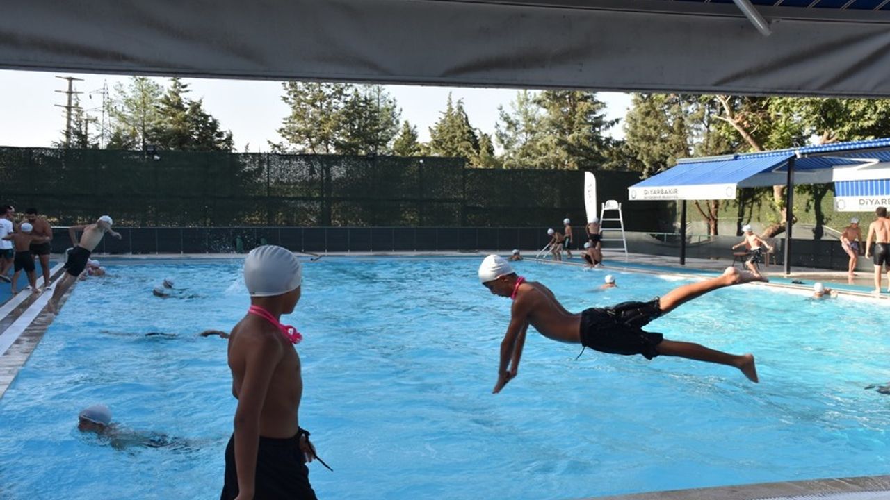 Diyarbakır'da süs havuzunda yüzen çocuklar yarı olimpik havuza götürüldü