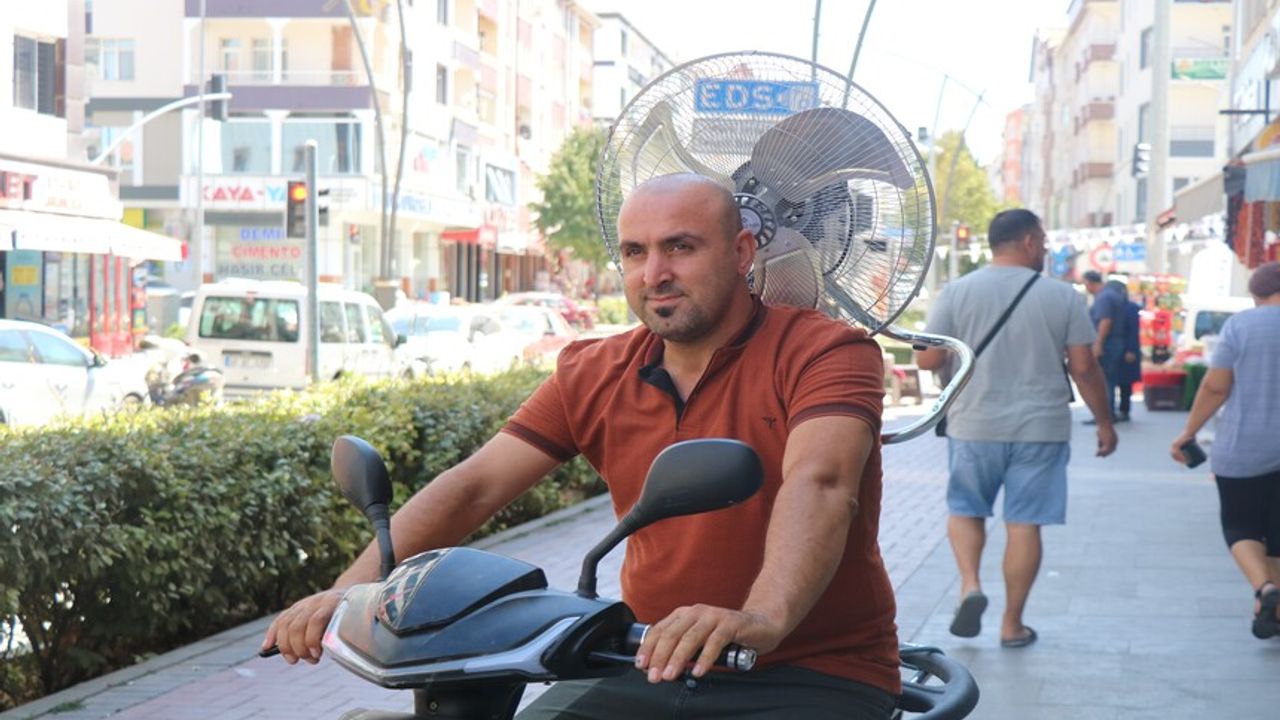 Sıcaktan bunalan vatandaş motosiklete vantilatör taktı