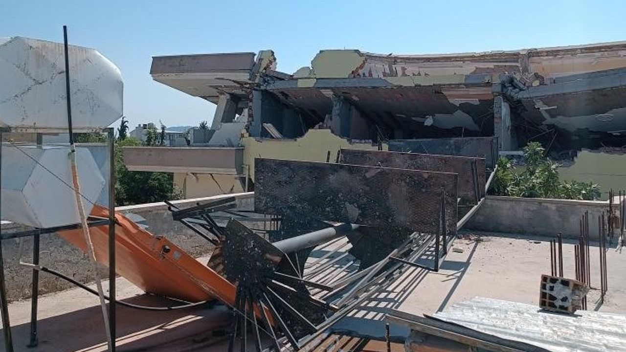 Ağır hasarlı bina yıkımında yangın merdiveni az hasarlı evin üzerine düştü