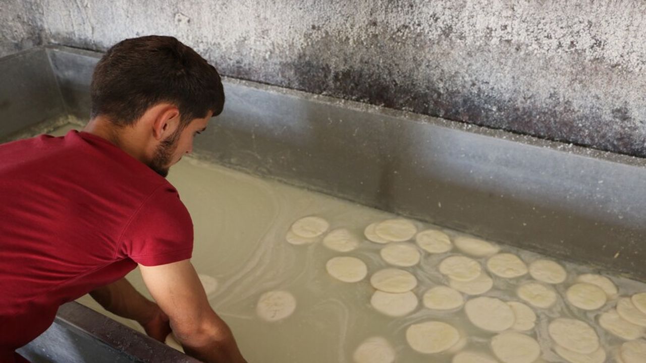 Ürettikleri mandıra peynirini Türkiye’nin birçok noktasına gönderiyorlar