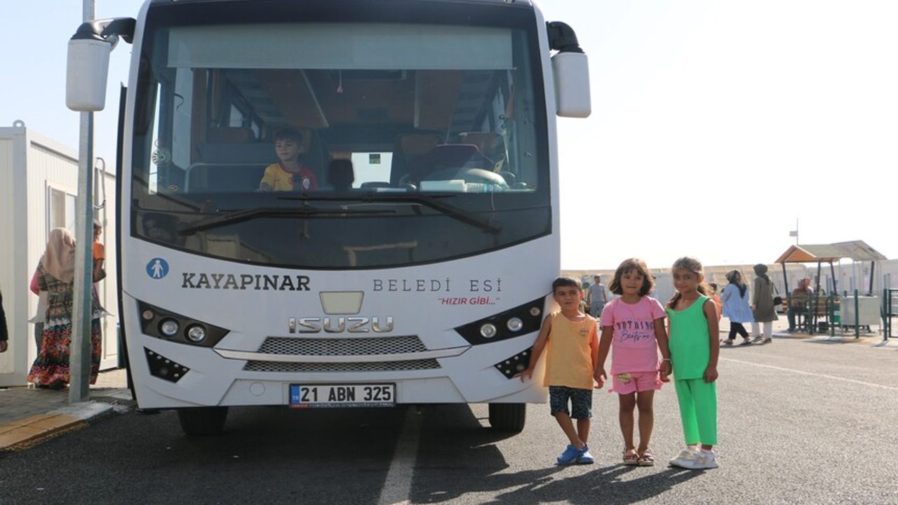 Diyarbakır’da konteyner kentte kalan öğrenciler servislerle okullarına götürülüyor