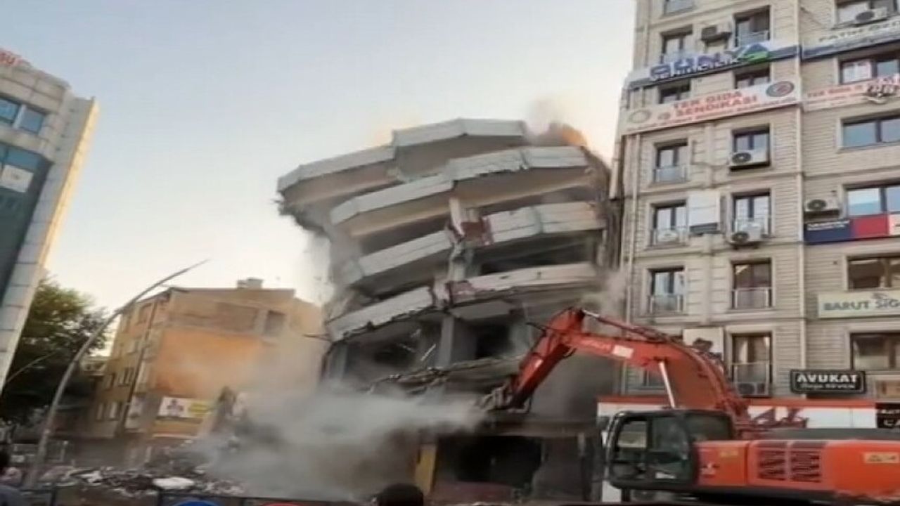 Elazığ'da sağlam binaya zarar verildi