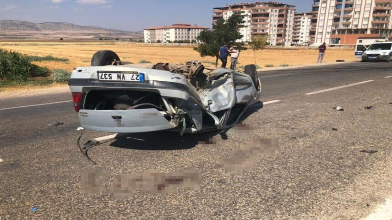 Gaziantep'te iki araç kafa kafaya çarpıştı: 4'ü ağır 7 yaralı