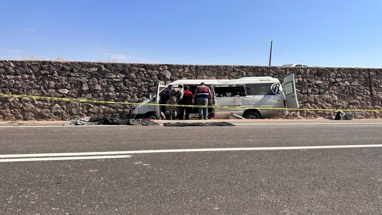 Şanlıurfa'da tarım işçilerini taşıyan minibüs devrildi: 3 ölü, 17 yaralı