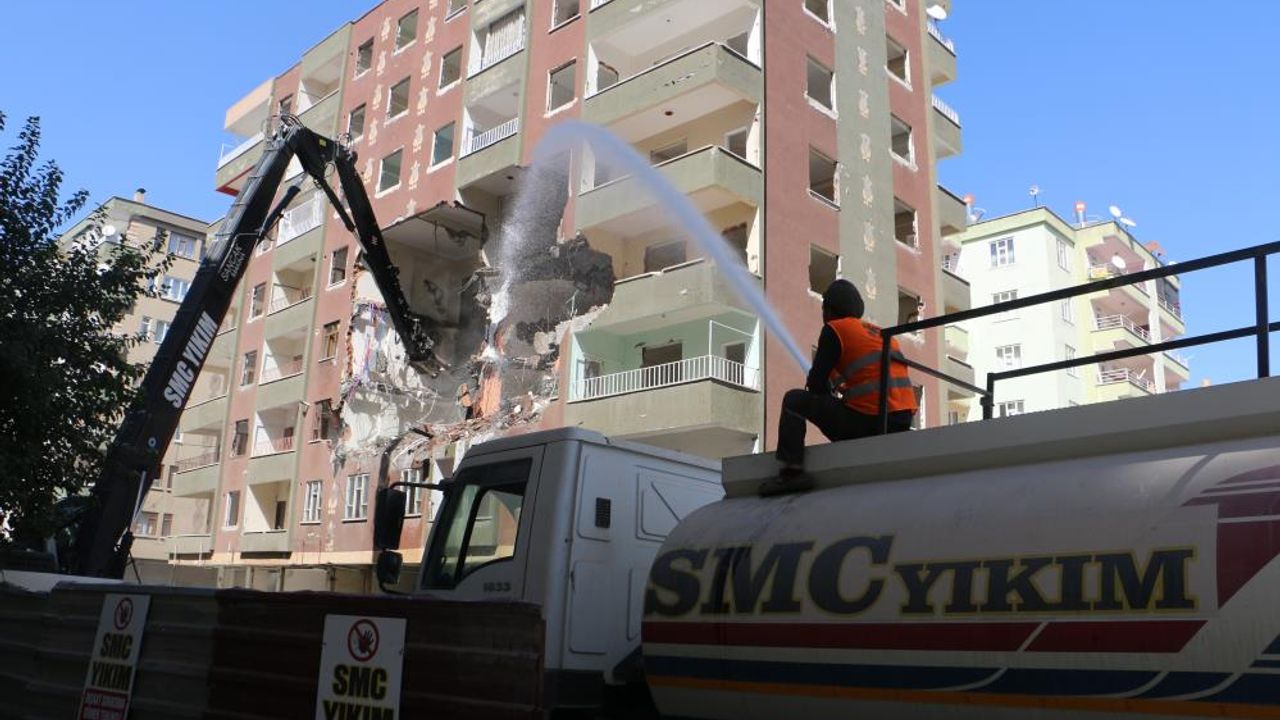 Diyarbakır'da ağır hasarlı binalar yıkıldı