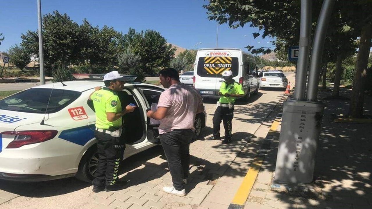 Ergani'de polis ekipleri servis şoförlerini denetledi