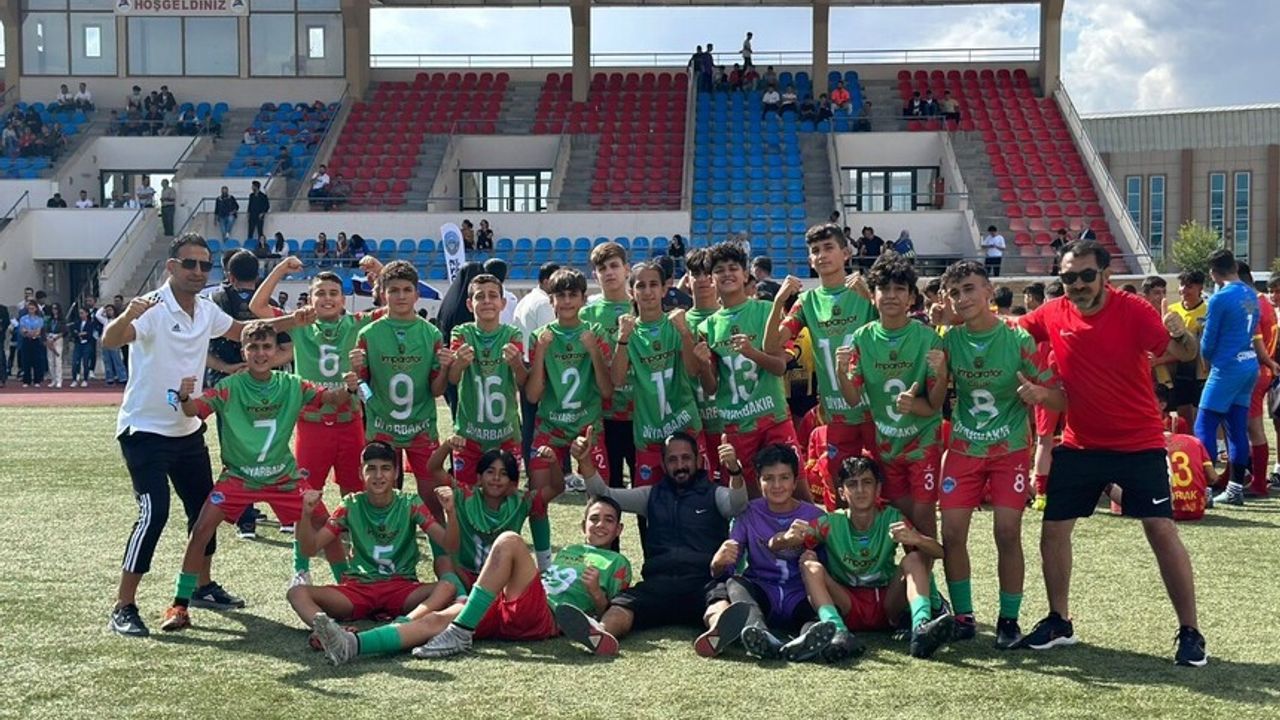 Diyarbakırlı depremzede çocuklar futbolda şampiyon oldu