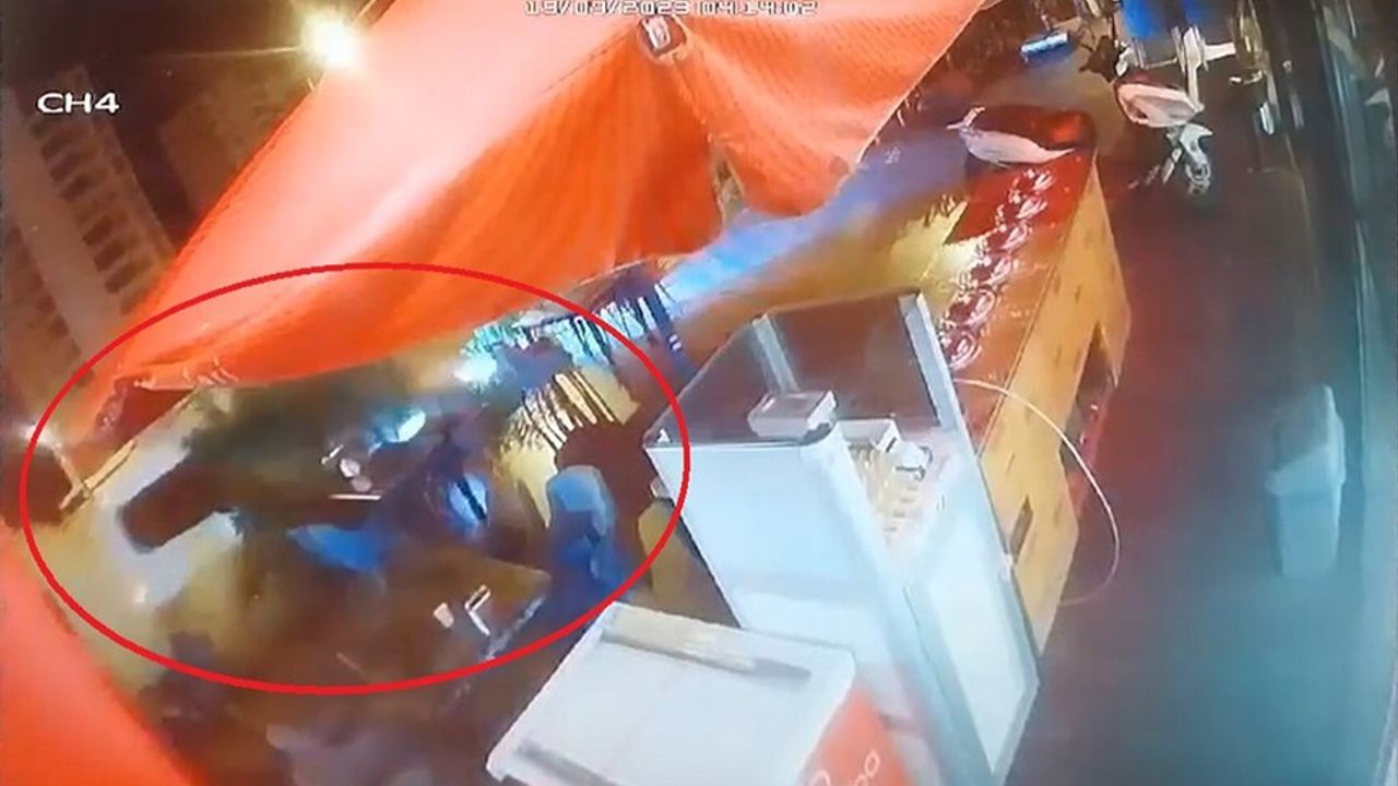 Diyarbakır’da bir minibüsün pastaneye girdiği an kamerada