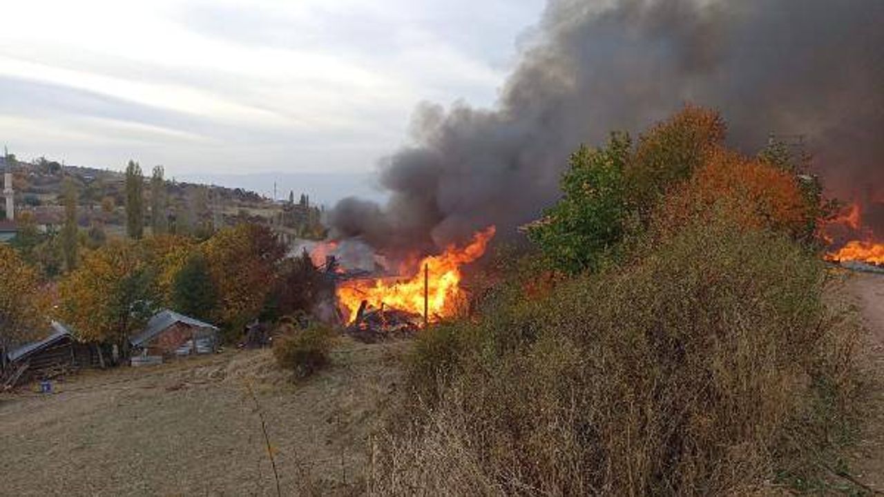Kastamonu'da yangın: Alevler 40 eve sıçradı