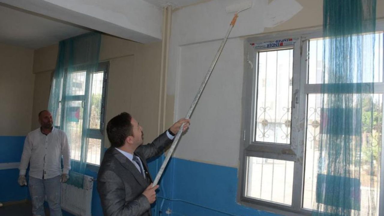 Nusaybin Kaymakamı okulun duvarını boyadı