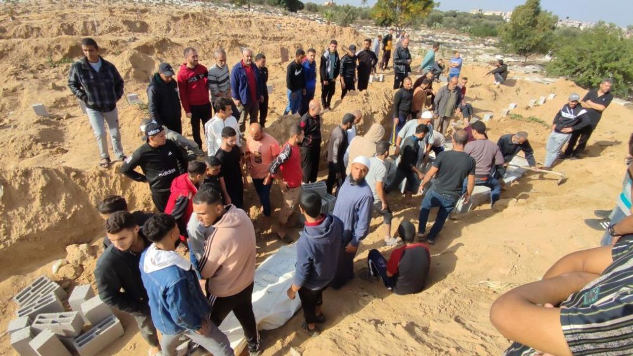Gazze'de katledilen Filistinliler toplu mezarlara defnedildi