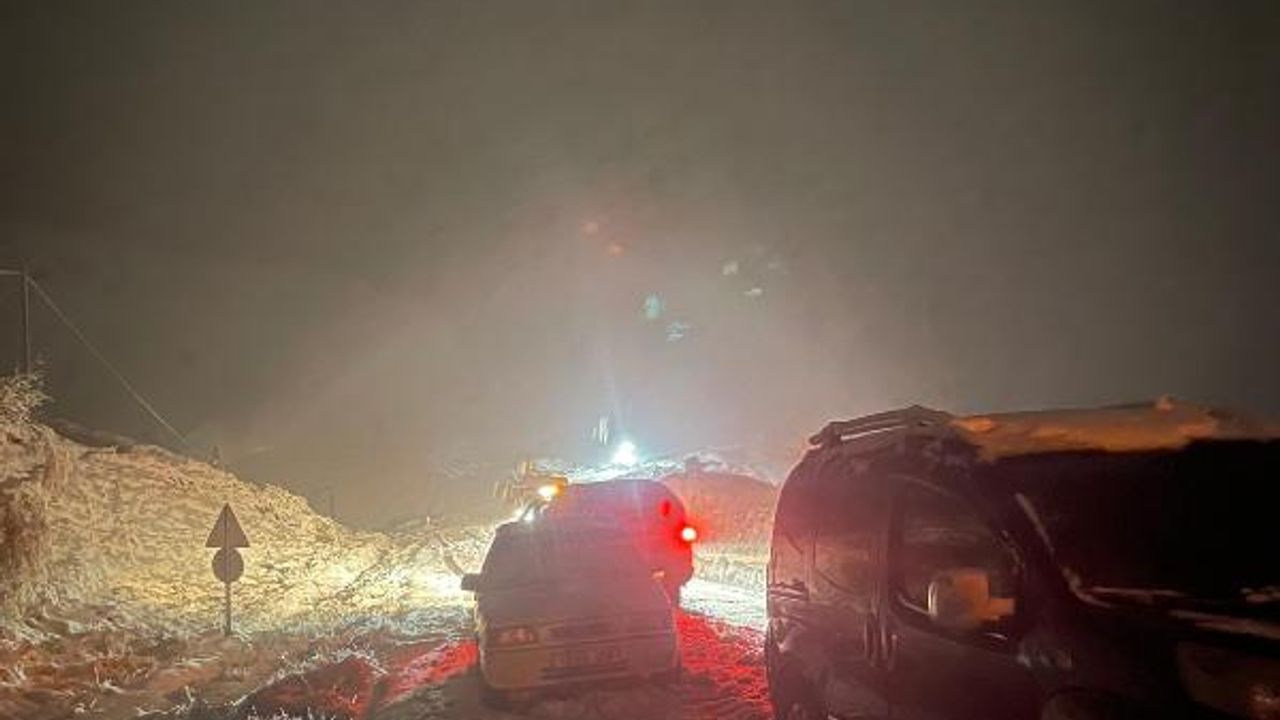 Şırnak- Siirt karayolunda mahsur kalan araçlar kurtarıldı
