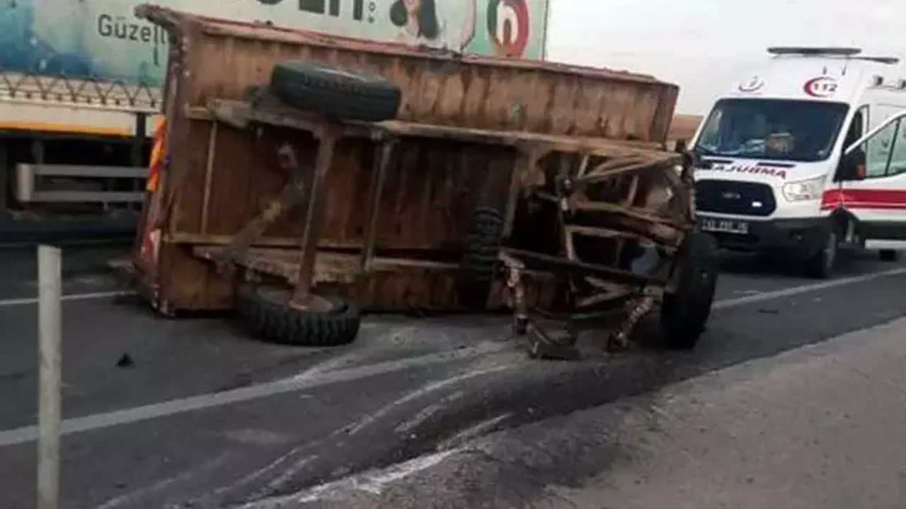 Yolcu otobüsü traktöre çarptı: 8 yaralı