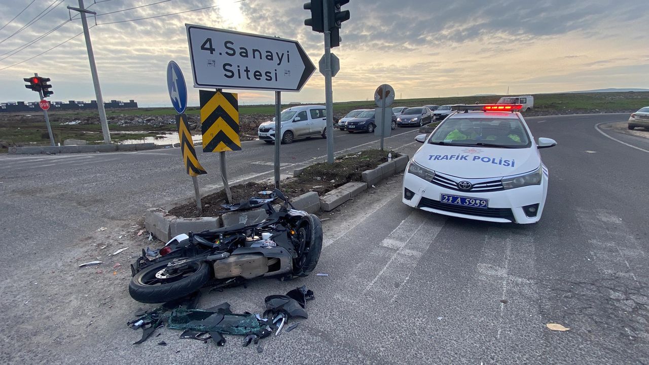 Diyarbakır’da otomobil ile motosiklet çarpıştı: 2 yaralı