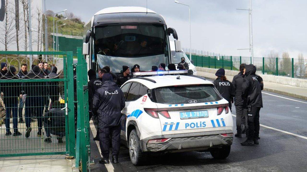 Düzensiz göçmenleri taşıyan otobüs kazaya karıştı