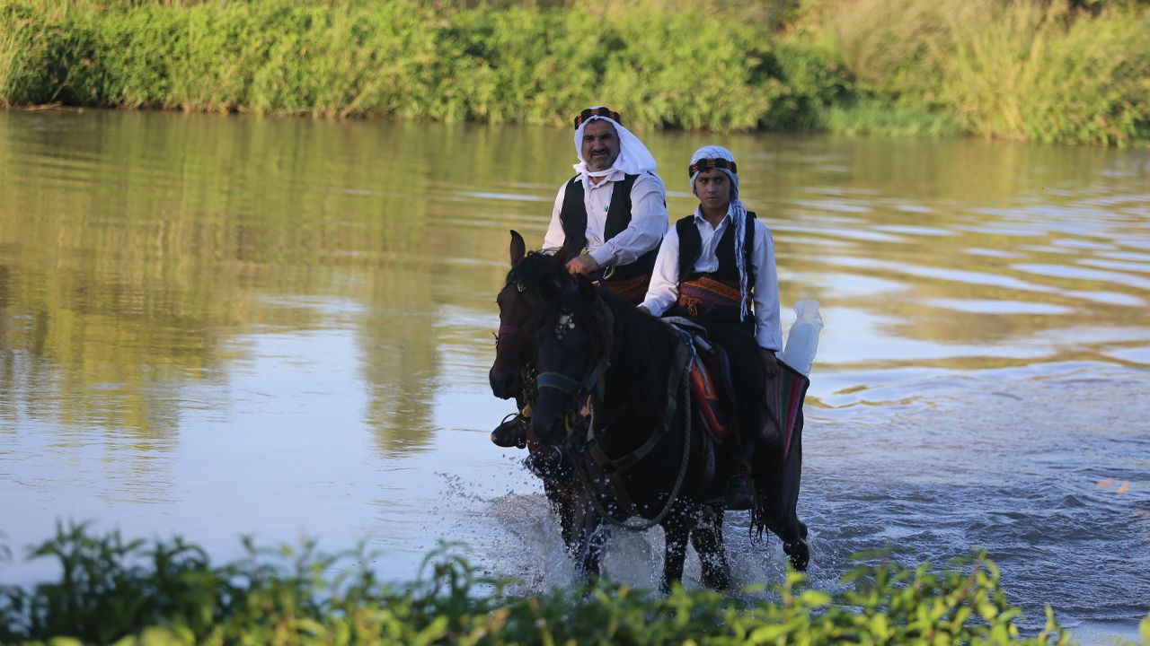 Diyarbakır'ın "Buzcu Baba"sı serinletmek yollarda