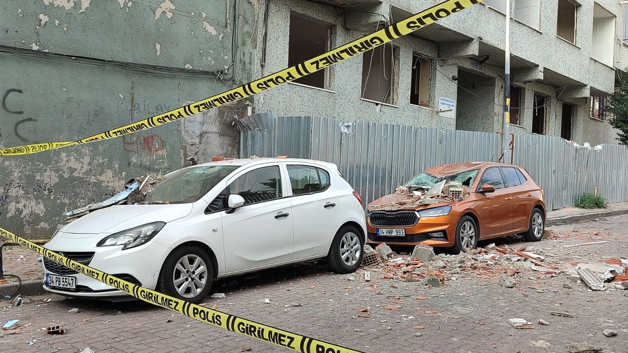 Balkon çöktü, iki araç kullanılmaz hale geldi