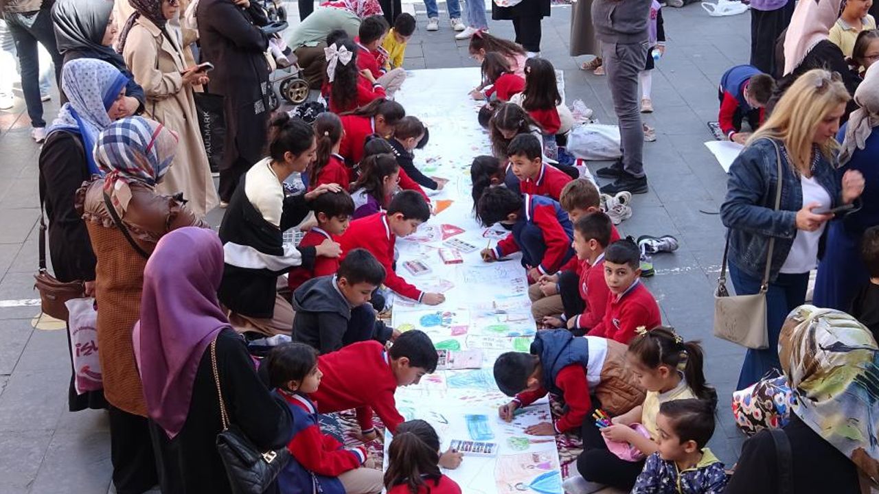 Bin 500 öğrenci aynı anda resim çizdi