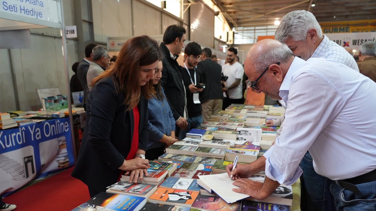 Bucak ve Hatun, Diyarbakır Kitap Fuarı’nı gezdi