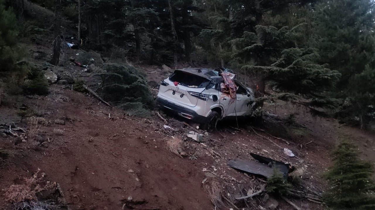 Dağ yolunda otomobil uçuruma yuvarlandı, 2 ölü