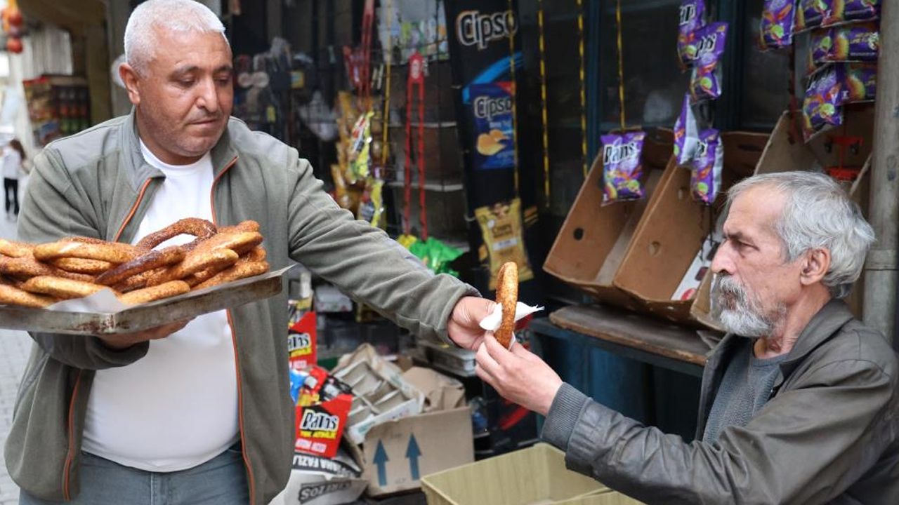 Diyarbakır’da 20 yıl simit sattı, 49 yaşında atandı