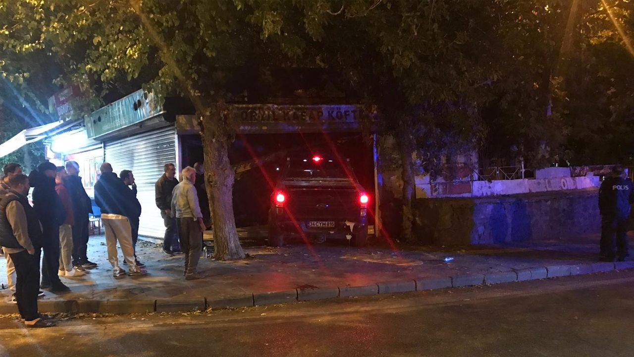 Diyarbakır’da hızını alamayan araç dükkana daldı