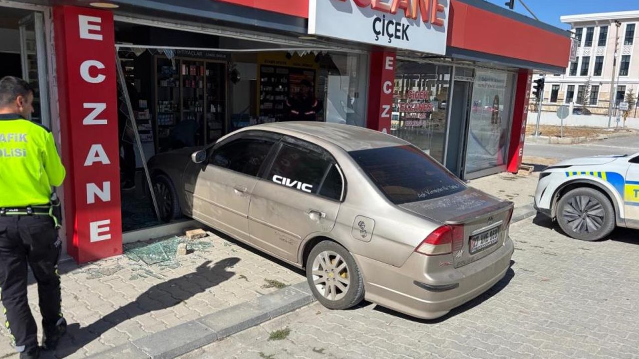 El freni çekilmeyen araç eczaneye girdi