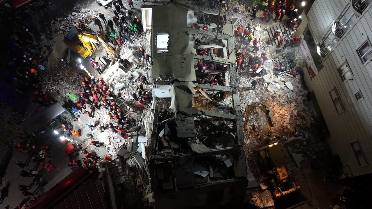 Gebze’deki enkaz başında 14. saat: Umut, betonun altında direniyor