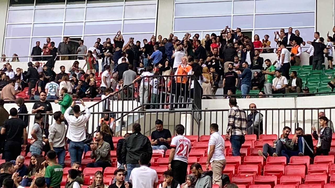 Koma Amed Amedspor maçında, tribünler şarkılarıyla coşuyor