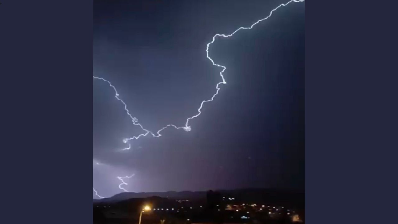 Kurtalan’da şimşekler görsel şölen oluşturdu