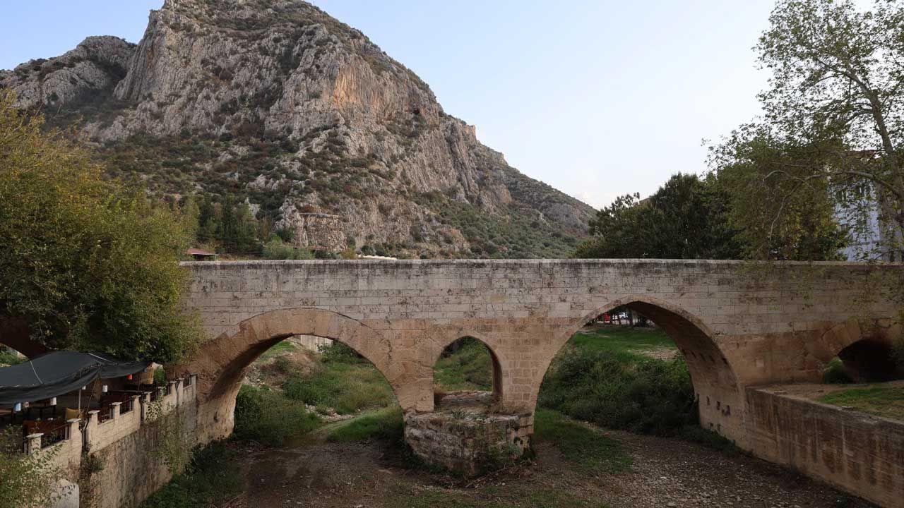 Ziyaretçi akınına uğrayan tarihi ve doğal alan kurudu!