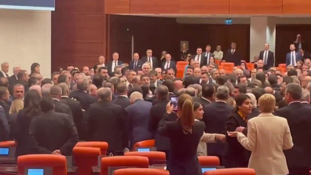 Mecliste AKP ve CHP milletvekilleri arasında yumruklu kavga çıktı