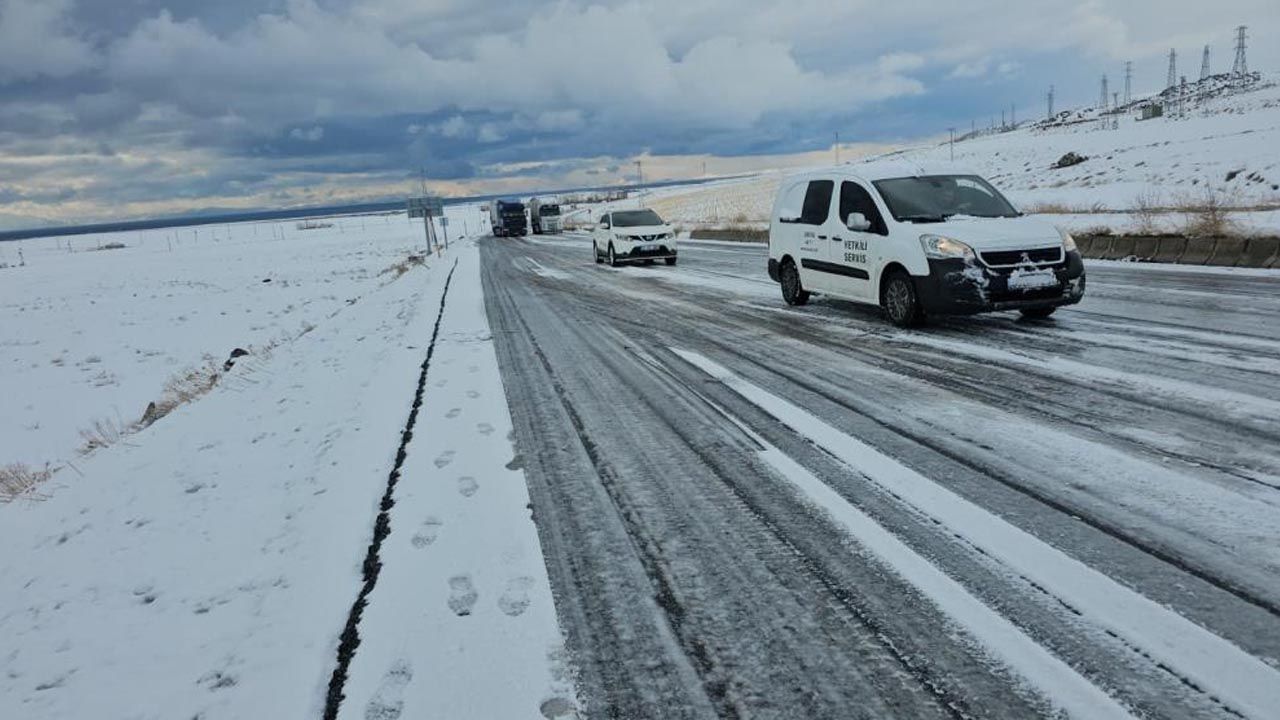 Bitlis’te buzlanma nedeniyle onlarca araç yolda kaldı